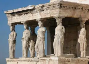 Les Caryatides sur l'Acropole d'Athènes