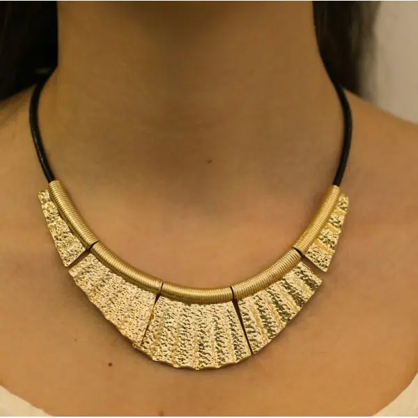 collier plastron