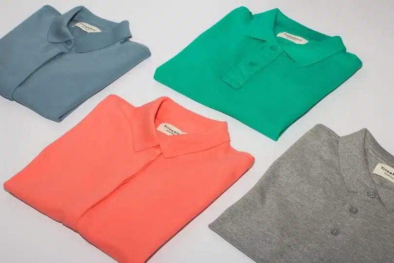 4 polos de différentes couleurs